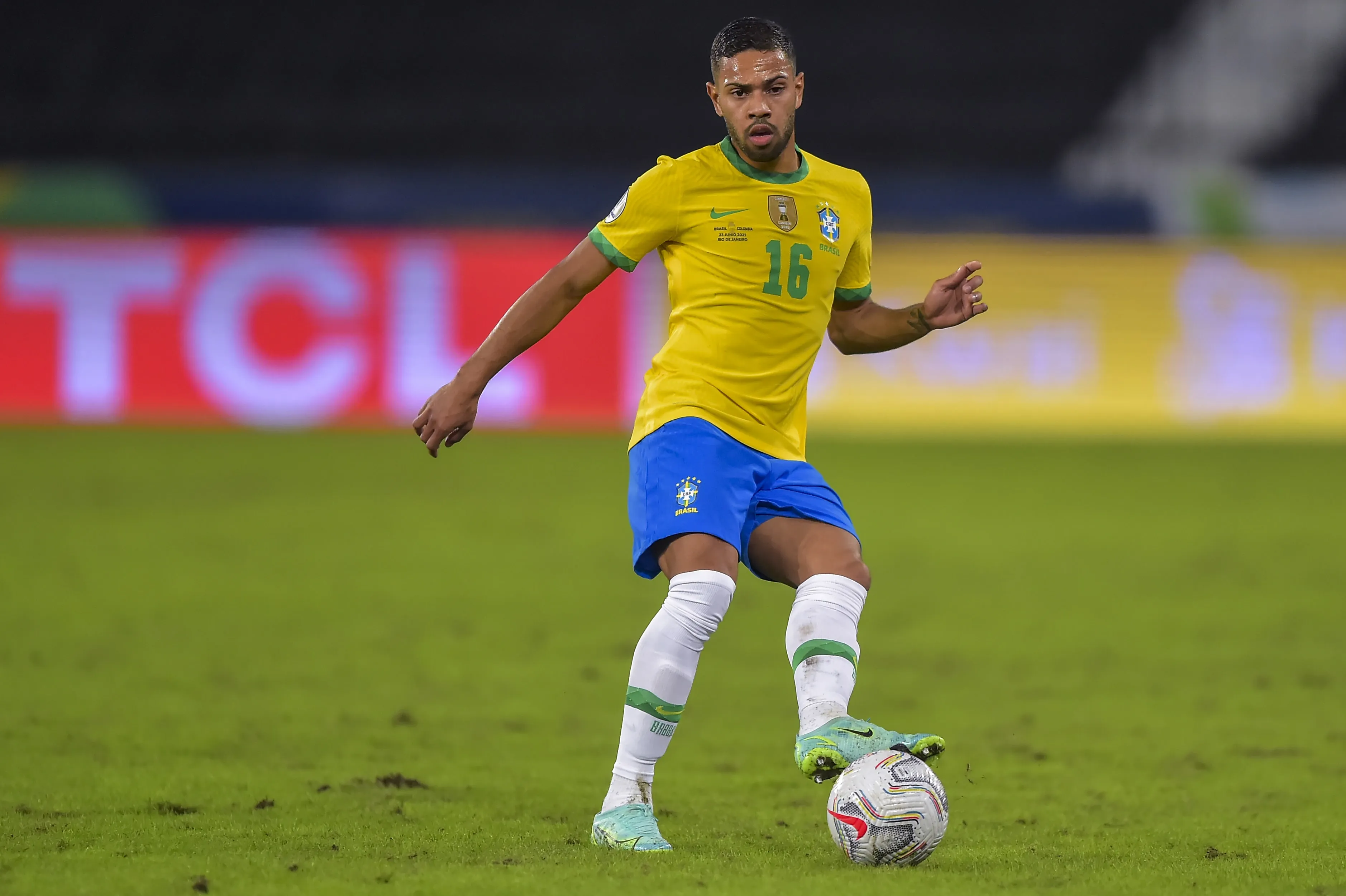 Foto: Thiago Ribeiro/AGIF | Renan Lodi é a bola da vez no Newcastle