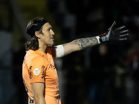 Cássio cobra colegas de elenco em vídeo de bastidores do duelo contra o Boca