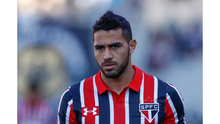 SAO PAULO - SP - 26/06/2016 - BRASILEIRO A 2016/SANTOS X SAO PAULO - Alan Kardec do Sao Paulo antes da partida contra o Santos pelo Campeonato Brasileiro 2016 no Estadio do Pacaembu. Foto: Marcello Zambrana/AGIF