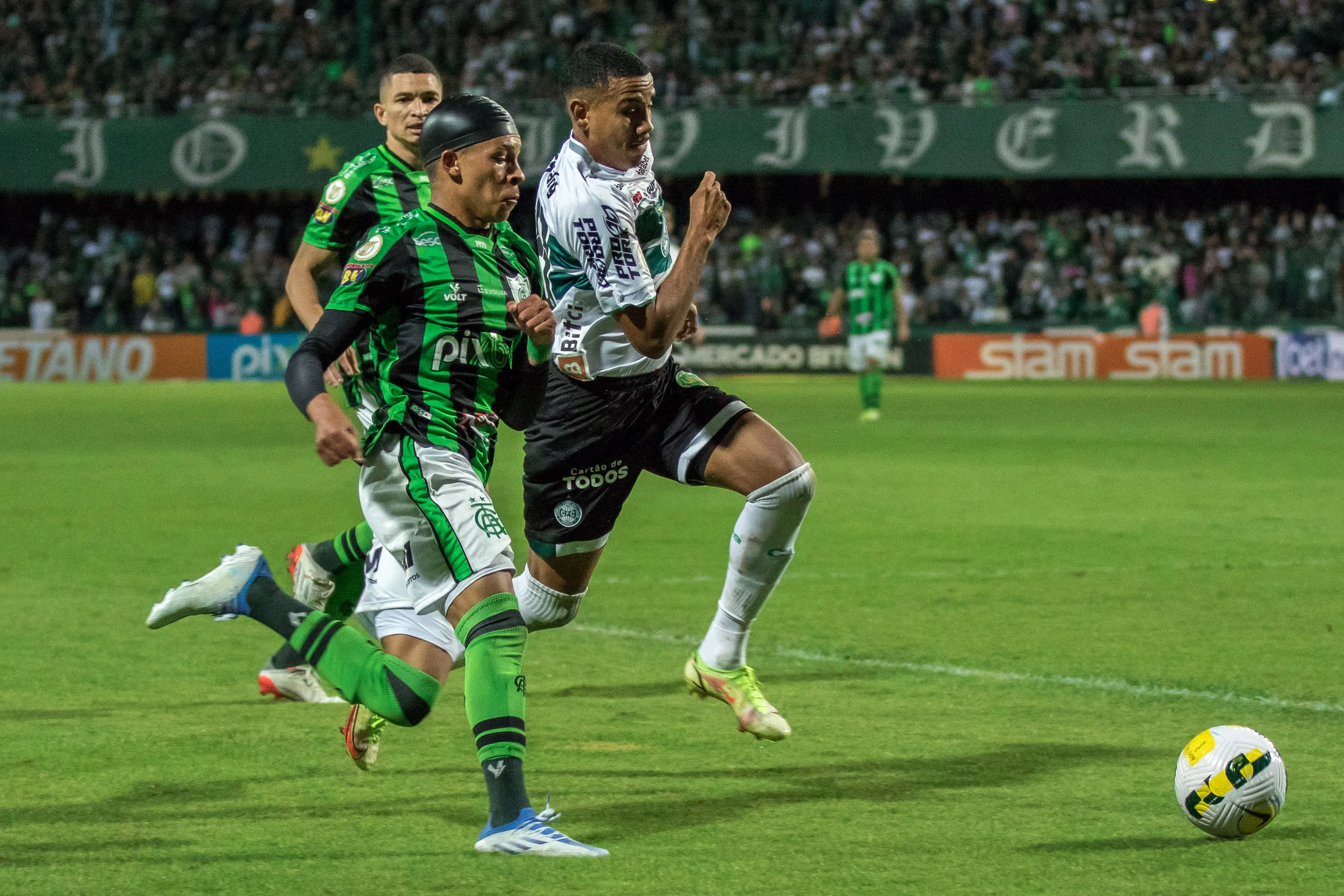 PR – Curitiba – 15/05/2022 – BRASILEIRO A 2022, CORITIBA X AMERICA-MG – Jose Hugo jogador do Coritiba disputa lance com Rodriguinho jogador do America-MG durante partida no estadio Couto Pereira pelo campeonato Brasileiro A 2022. Foto: Robson Mafra/AGIF