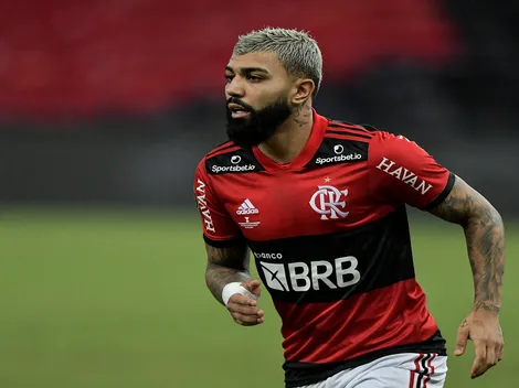 Gabigol presenteia filho de lateral do Altos-PI com camisa do Flamengo