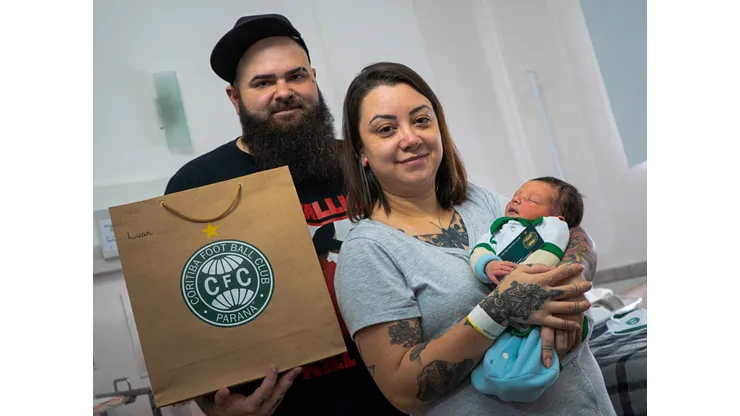 Divulgação/ Coritiba - O pequeno Luan e seus papais Jaime e Joice