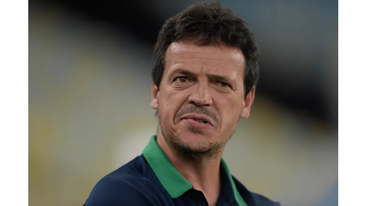 Foto: Thiago Ribeiro/AGIF- Diniz terá que 'quebrar a cabeça' para definir um substituto