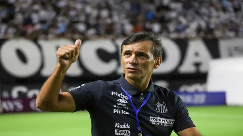 Fernanda Luz/AGIF – Fabián Bustos, técnico do Santos