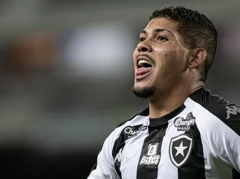 Jornalista joga junto com a torcida e 'bombardeia' saídas do Botafogo