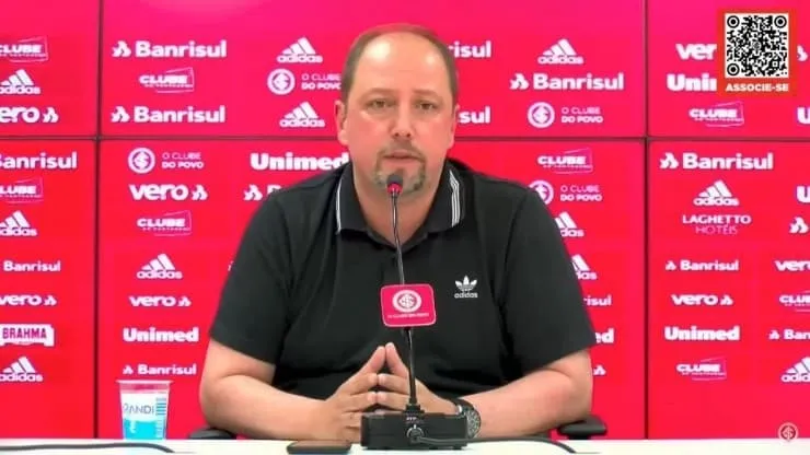 Barcellos renova com atacante do Internacional
