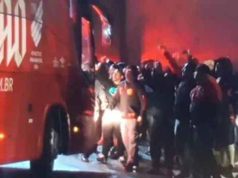 Após goleada sofrida na Libertadores, torcida do Athletico-PR protesta na porta do CT