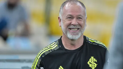Foto: (Thiago Ribeiro/AGIF) – Mano Menezes poderá continuar utilizando seu zagueiro de confiança no Internacional