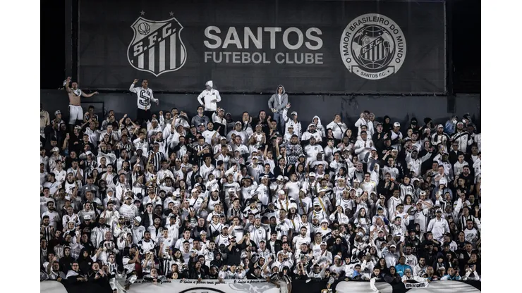 Foto: Raul Baretta/AGIF - Torcida do Santos esgota ingressos para partida contra o Flamengo
