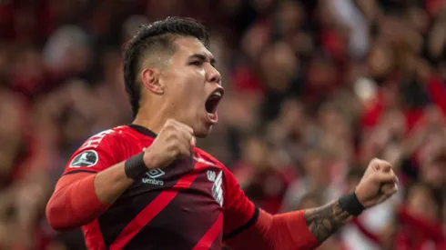 Foto: (Gabriel Machado/AGIF) – Nico Hernández marcou um dos gols da vitória do Athletico nesta terça, pela Copa Libertadores