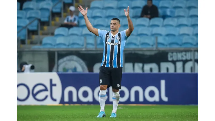 Foto: (Pedro H. Tesch/AGIF) - Diego Souza se irritou após sofrer uma entrada nas costas durante a vitória do Grêmio nesta terça (28)