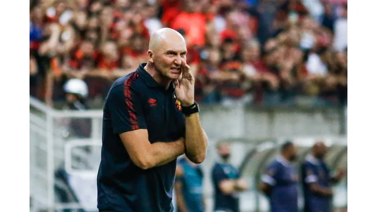 Foto: (Rafael Vieira/AGIF) - Gilmar Dal Pozzo não resistiu à pressão no Sport e acabou deixando o comando da equipe rubro-negra no último domingo (26)