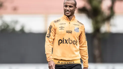Foto: (Ivan Storti/Santos FC) – Carlos Sánchez durante treinamento do Santos nesta segunda (27)