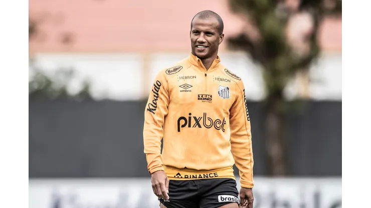 Foto: (Ivan Storti/Santos FC) - Carlos Sánchez durante treinamento do Santos nesta segunda (27)