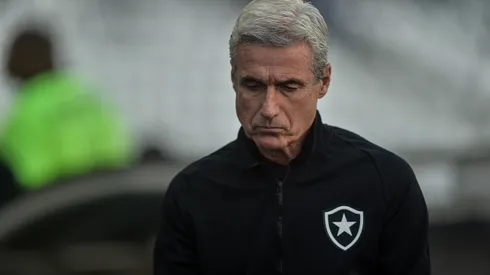 Foto: (Thiago Ribeiro/AGIF) – Luís Castro pode ter um desfalque de peso no Botafogo para o jogo de ida das oitavas de final da Copa do Brasil