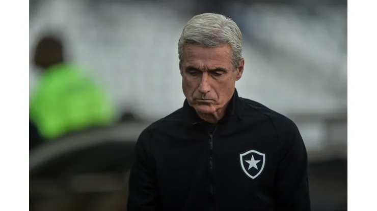Foto: (Thiago Ribeiro/AGIF) - Luís Castro pode ter um desfalque de peso no Botafogo para o jogo de ida das oitavas de final da Copa do Brasil