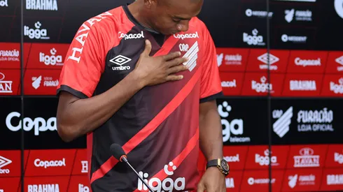 Foto: (José Tramontin/athletico.com.br) – Fernandinho durante sua apresentação oficial no Athletico nesta segunda (27)