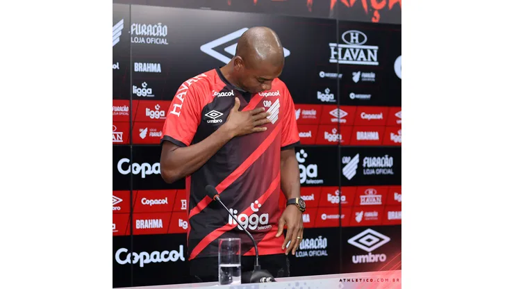 Foto: (José Tramontin/athletico.com.br) - Fernandinho durante sua apresentação oficial no Athletico nesta segunda (27)