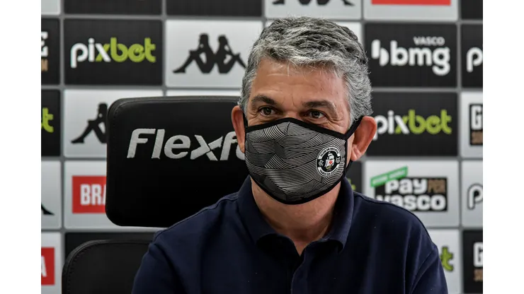 Foto: Thiago Ribeiro/AGIF - Carlos Brazil abre o jogo sobre contratação no Vasco