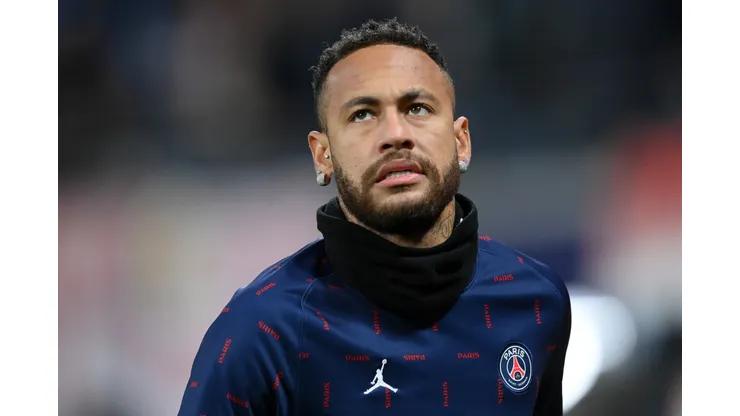 (Photo by Stuart Franklin/Getty Images)- Neymar sofreu grande susto nesta terça-feira (21)