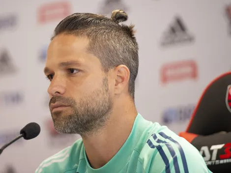 Diego Ribas surge ao lado de ex-atacante do Flamengo e Nação reprova na web