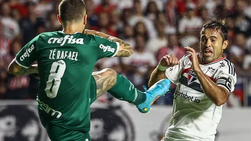 Foto: Marcello Zambrana/AGIF- Eder disputa lance com Zé Rafael na final do paulista