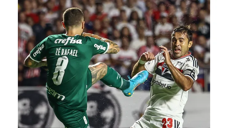 Foto: Marcello Zambrana/AGIF- Eder disputa lance com Zé Rafael na final do paulista