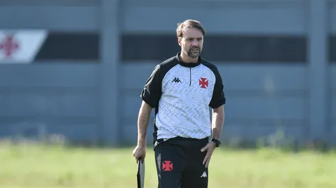 Foto: (Thiago Ribeiro/AGIF) – Maurício Souza trabalha em conjunto com a diretoria do Vasco em busca de reforços no mercado