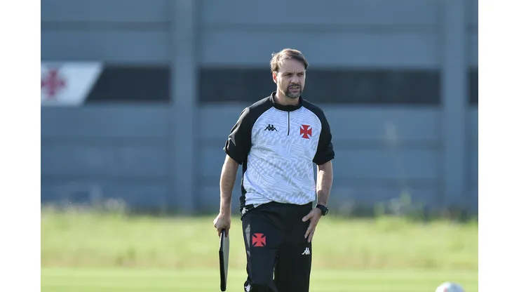 Foto: (Thiago Ribeiro/AGIF) - Maurício Souza trabalha em conjunto com a diretoria do Vasco em busca de reforços no mercado