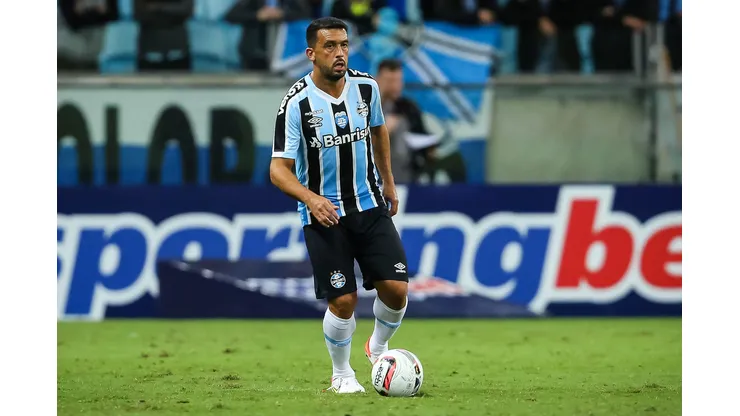 Foto: (Pedro H. Tesch/AGIF) - Edilson é baixa certa no Grêmio na sequência da Série B