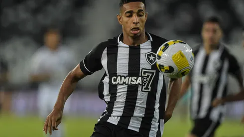 Foto: (Thiago Ribeiro/AGIF) – Victor Sá deu fim a qualquer tipo de polêmica envolvendo sua saída do Botafogo