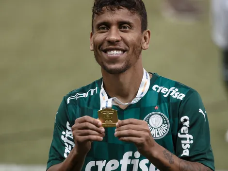 Marcos Rocha é homenageado na Academia de futebol do Palmeiras