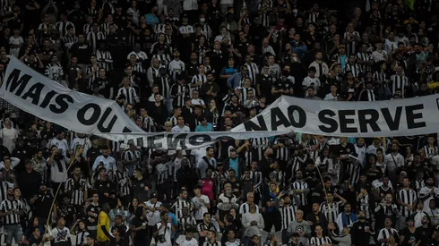 Foto: (Thiago Ribeiro/AGIF) – Torcedores do Botafogo atiraram objetos em direção à equipe de arbitragem após a derrota nesta segunda (13)