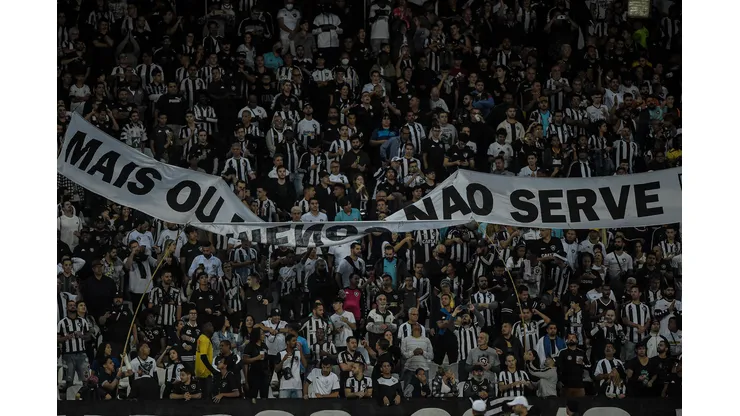 Foto: (Thiago Ribeiro/AGIF) - Torcedores do Botafogo atiraram objetos em direção à equipe de arbitragem após a derrota nesta segunda (13)