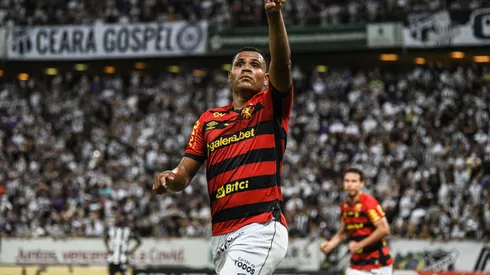 Foto: (Kely Pereira/AGIF) – Ex-Sport, Mikael fez uma visita ao Leão nesta segunda (13)