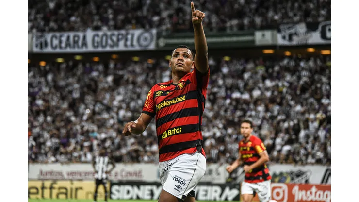 Foto: (Kely Pereira/AGIF) - Ex-Sport, Mikael fez uma visita ao Leão nesta segunda (13)