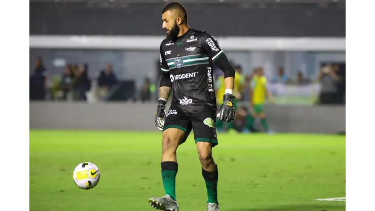Foto: (Fernanda Luz/AGIF) - Alex Muralha deve recuperar sua vaga entre os titulares do Coritiba diante do Red Bull Bragantino