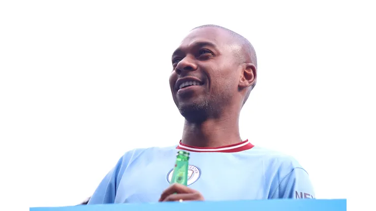 Foto: (Charlotte Tattersall/Getty Images) - Fernandinho, que está de saída do Manchester City, incentivou o sonho do craque europeu, incendiando a torcida do Corinthians