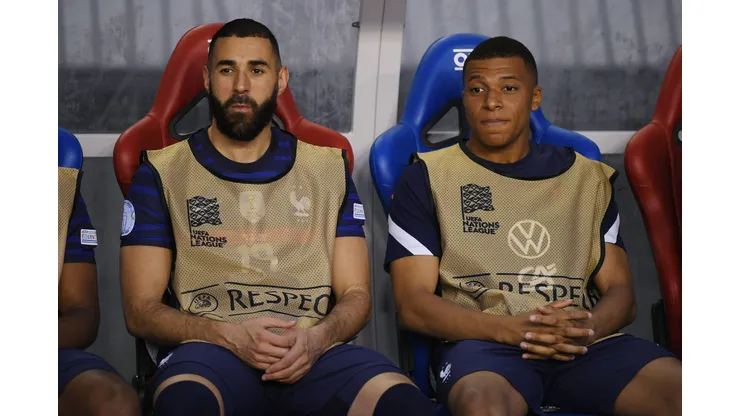 Foto: (Jurij Kodrun/Getty Images) - Benzema, à esquerda, e Mbappé, à direita, não conseguiram dar fim à sequência negativa da França na Nations League