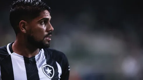 Foto: (Ettore Chiereguini/AGIF) – Alvo de críticas da torcida, Daniel Borges deve ser mantido na formação inicial do Botafogo