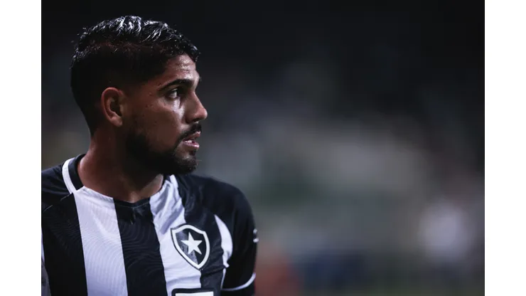 Foto: (Ettore Chiereguini/AGIF) - Alvo de críticas da torcida, Daniel Borges deve ser mantido na formação inicial do Botafogo