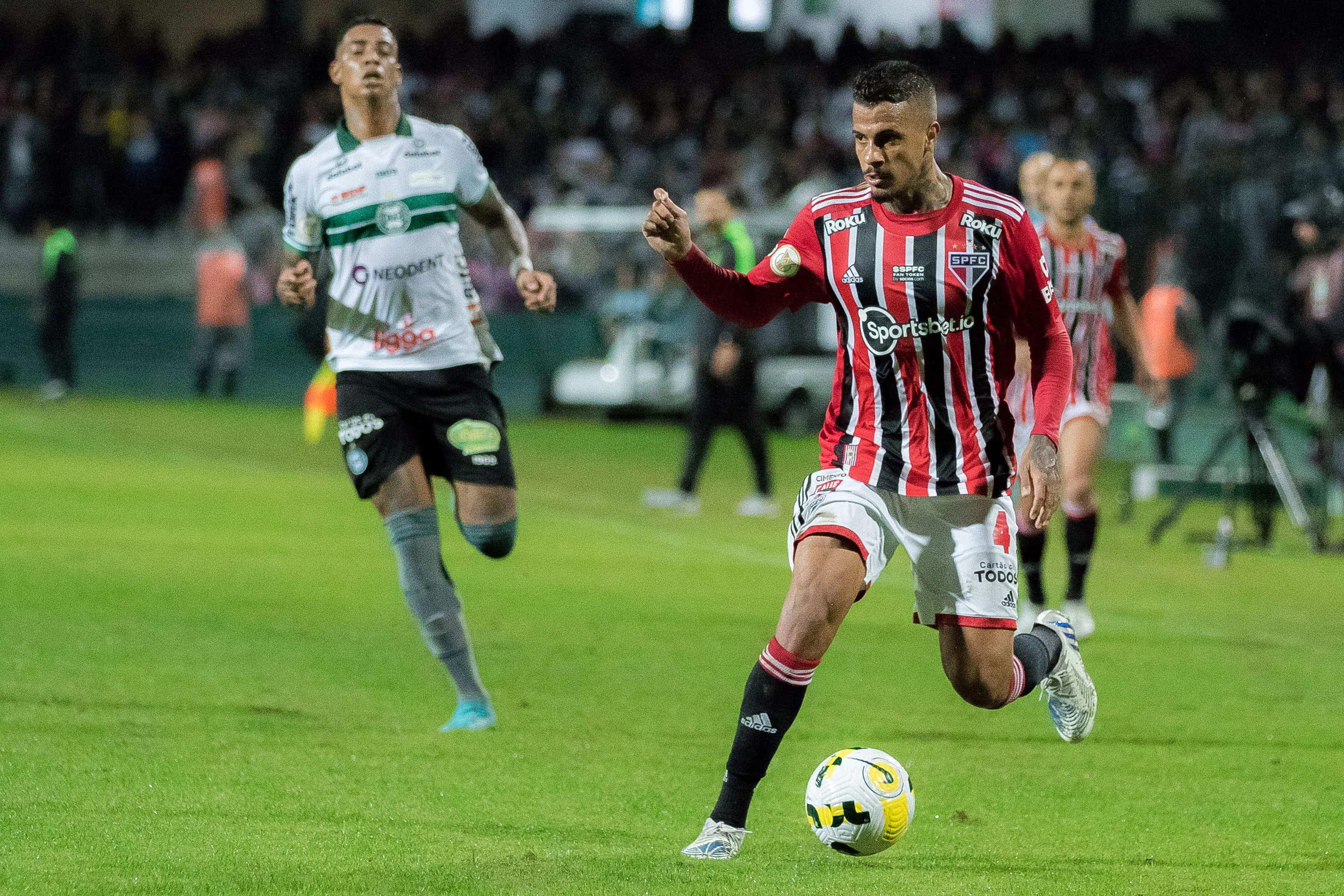 Foto: Robson Mafra/AGIF – São Paulo tropeça novamente diante do Coritiba