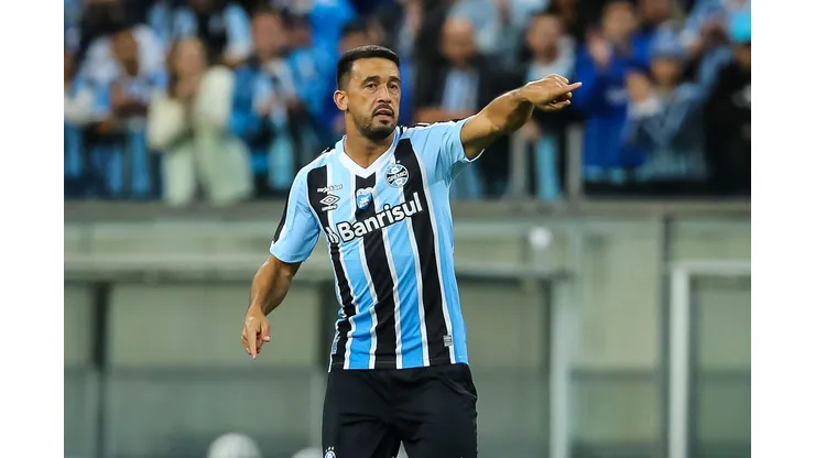 Foto: (Pedro H. Tesch/AGIF) - Edilson deseja contar com Lucas Leiva no elenco do Grêmio