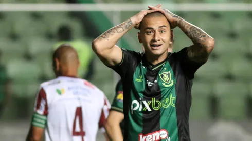 Foto: (Fernando Moreno/AGIF) – Wellinton Paulista, do América-MG, protagonizou uma cena pra lá de curiosa nesta quarta (8), no Brasileirão