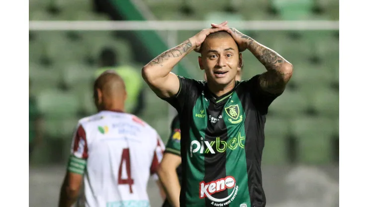 Foto: (Fernando Moreno/AGIF) - Wellinton Paulista, do América-MG, protagonizou uma cena pra lá de curiosa nesta quarta (8), no Brasileirão