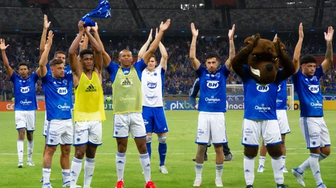 Foto: (Fernando Moreno/AGIF) – Jogadores do Cruzeiro comemoram a vitória conquistada nesta quarta (8)