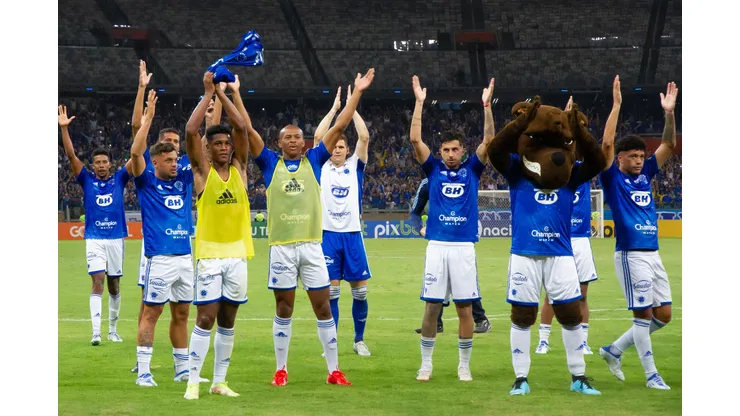 Foto: (Fernando Moreno/AGIF) - Jogadores do Cruzeiro comemoram a vitória conquistada nesta quarta (8)