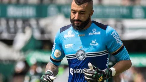 Foto: (Robson Mafra/AGIF) – Alex Muralha não tem sido unanimidade entre a torcida do Coritiba