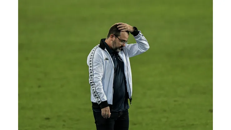 Foto: Thiago Ribeiro/AGIF | Enderson Moreira fica em 2º plano no CRVG