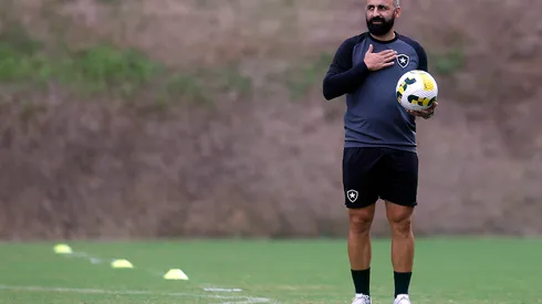 Foto: (Vítor Silva/Botafogo) – Auxiliar técnico na comissão de Luís Castro, Vítor Severino tem feito sucesso entre a torcida do Botafogo